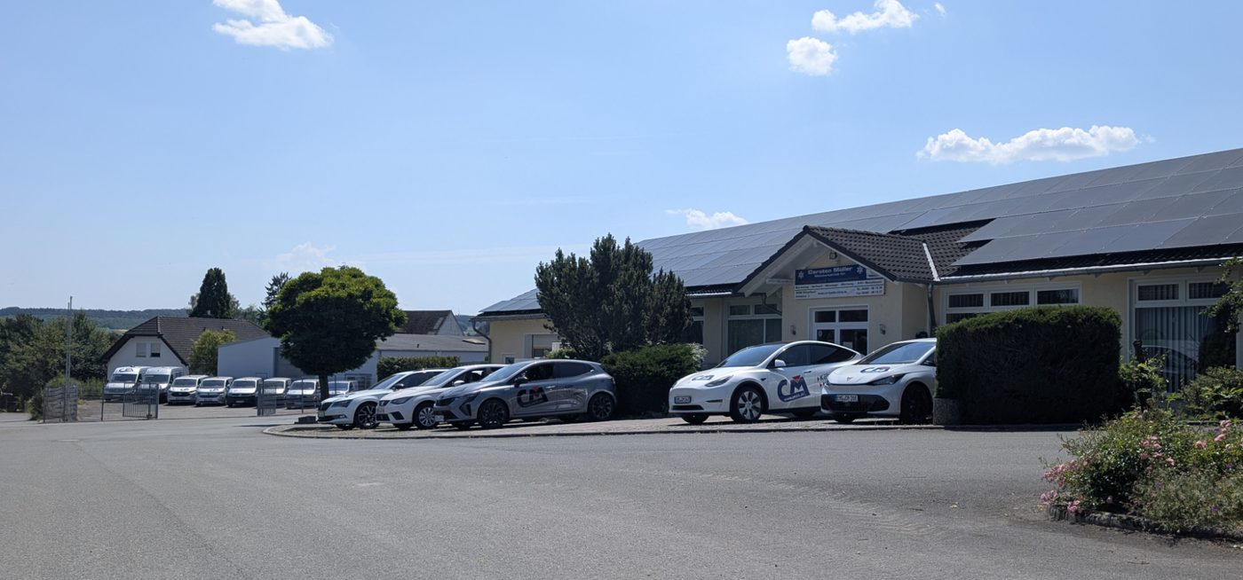 CMKK Betrieb in Klingelbach mit Firmenfahrzeugen und Firmeneingang